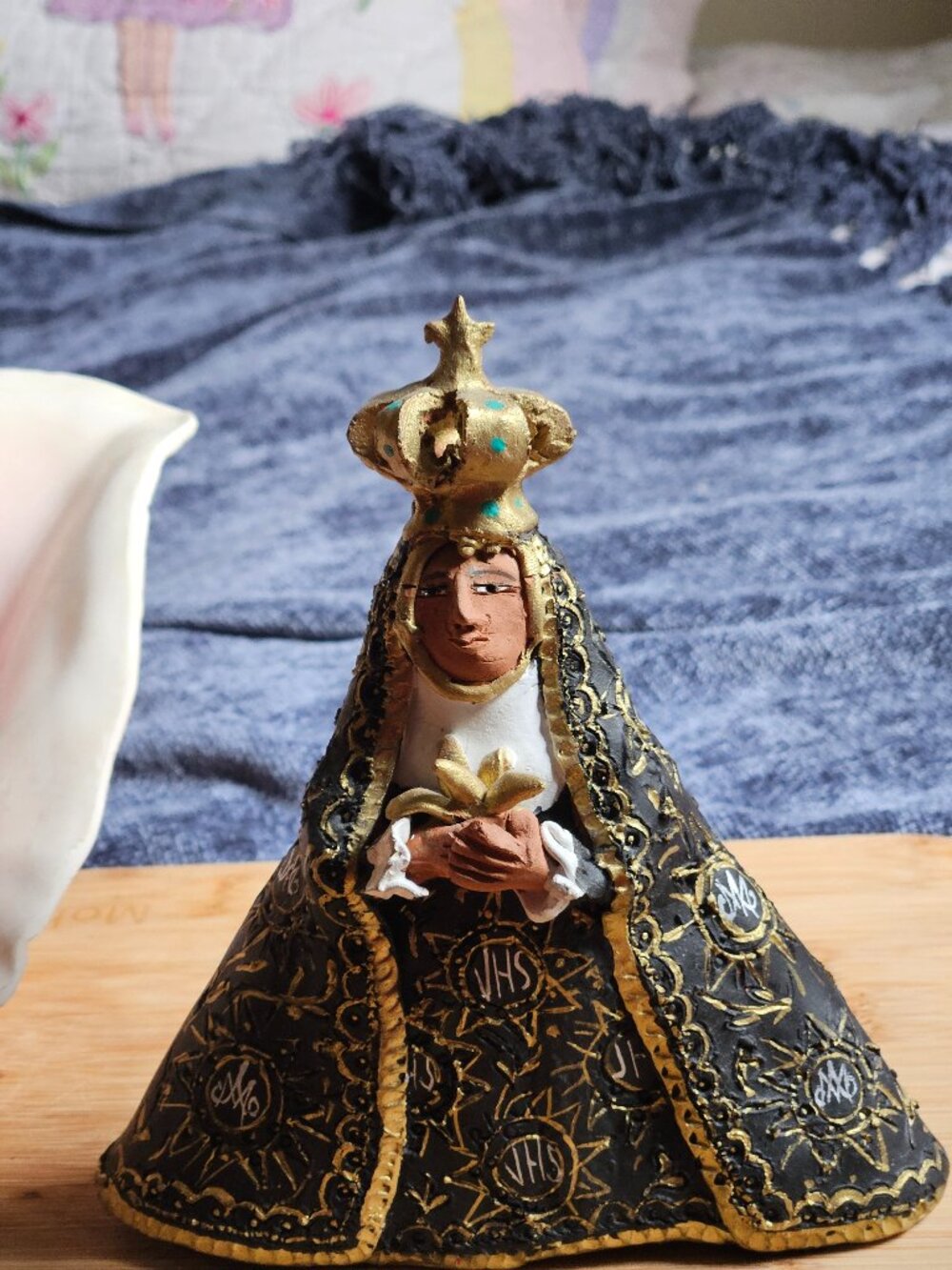RARE VINTAGE OAXACAN VIRGIN OF SOLITUDE CLAY SCULPTURE BY JOSEFINE AGUILAR SIGNE